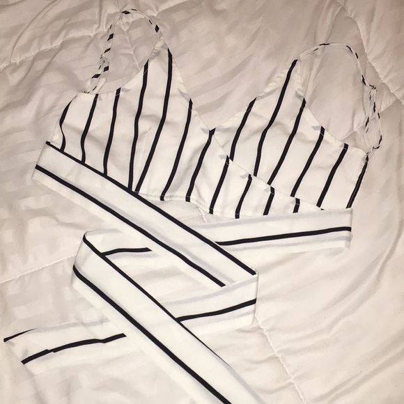 Tops - cute crop top NEVER WORN